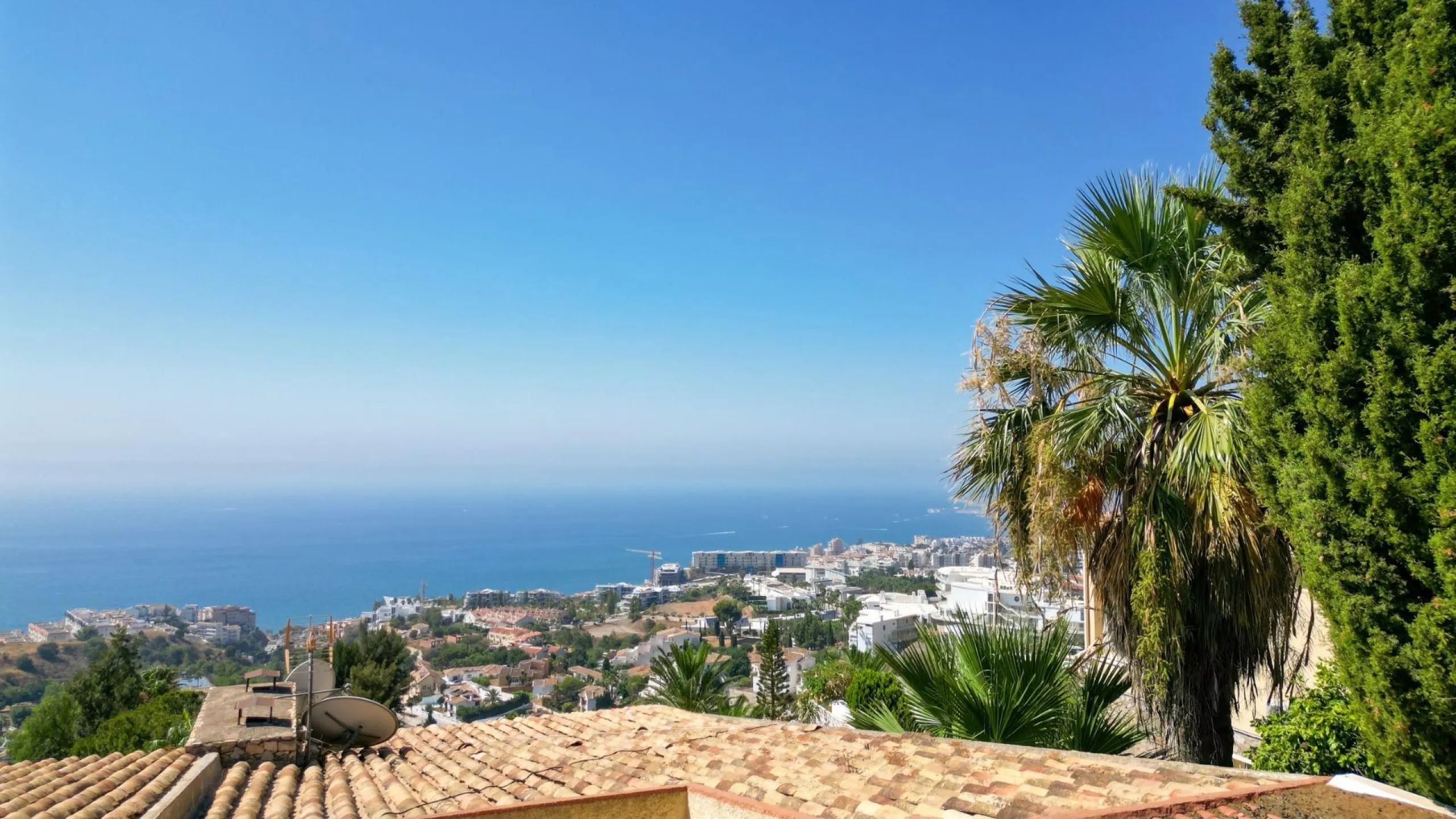 NEW BUILD VILLAS IN BENALMADENA & & Located in the prestigious La Capellanía area, this exclusive collection of seven Luxurious New Build villas offers unparalleled views of the Mediterranean Sea, majestic mountains, and the scenic landscapes of Mij