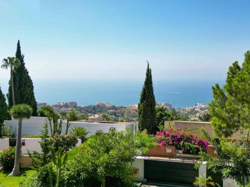 NEW BUILD VILLAS IN BENALMADENA & & Located in the prestigious La Capellanía area, this exclusive collection of seven Luxurious New Build villas offers unparalleled views of the Mediterranean Sea, majestic mountains, and the scenic landscapes of Mij