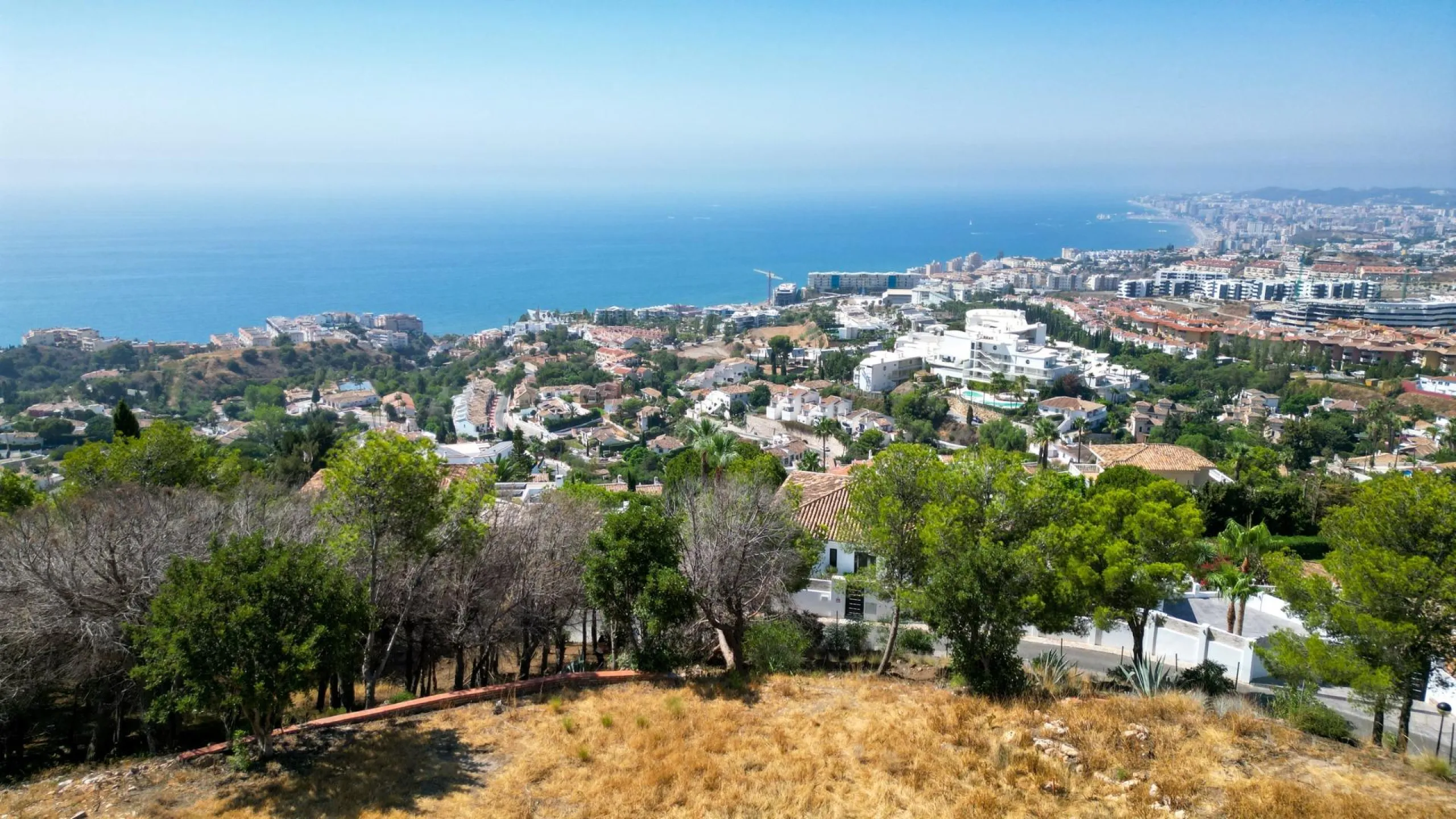 NEW BUILD VILLAS IN BENALMADENA & & Located in the prestigious La Capellanía area, this exclusive collection of seven Luxurious New Build villas offers unparalleled views of the Mediterranean Sea, majestic mountains, and the scenic landscapes of Mij