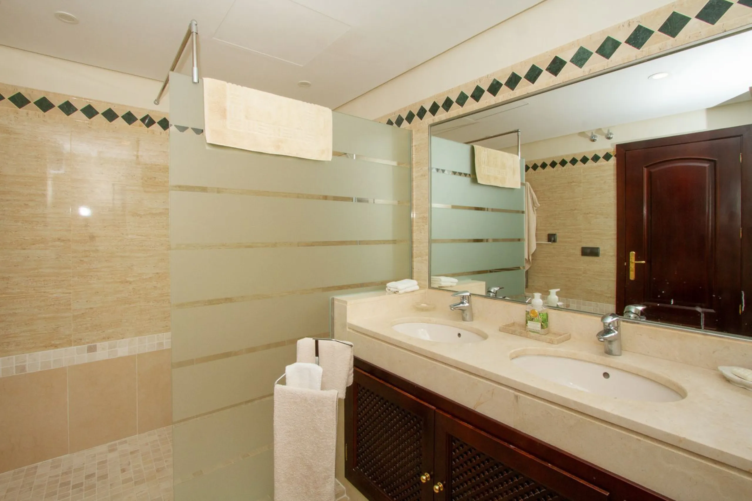 Immaculate three bedroom duplex penthouse with the most outstanding panoramic views to sea and mountains..