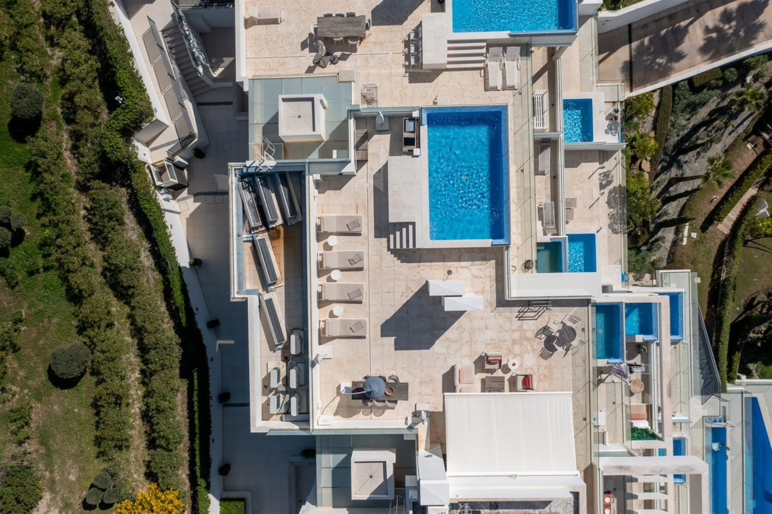 ICONIC SOUTH-FACING DUPLEX PENTHOUSE WITH PRIVATE SOLARIUM & POOL FOR SALE