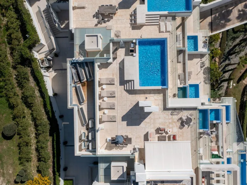 ICONIC SOUTH-FACING DUPLEX PENTHOUSE WITH PRIVATE SOLARIUM & POOL FOR SALE