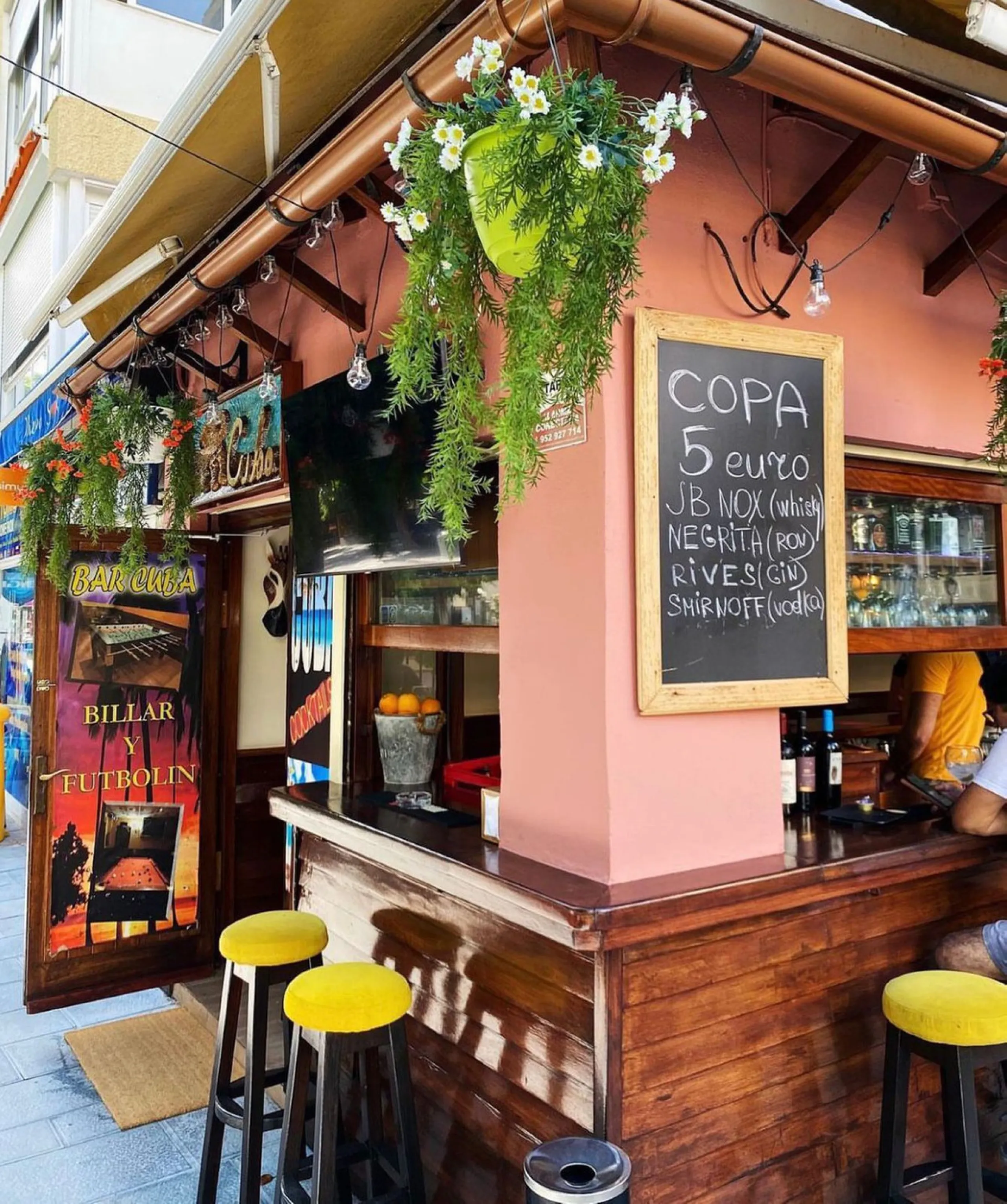 UNIQUE OPPORTUNITY – BAR WITH MUSIC LICENSE IN MARBELLA, JUST 200 METRES FROM THE BEACH!