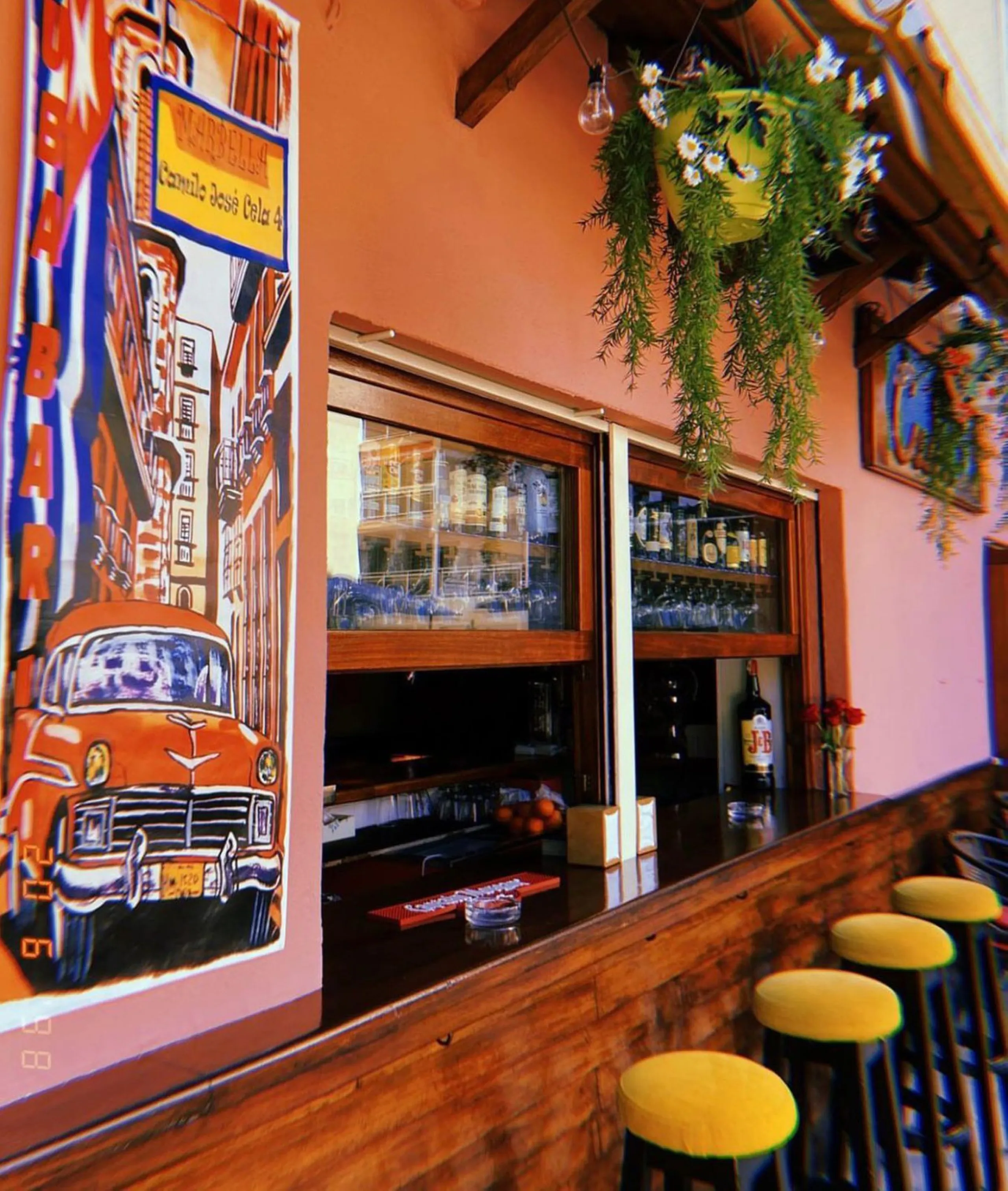 UNIQUE OPPORTUNITY – BAR WITH MUSIC LICENSE IN MARBELLA, JUST 200 METRES FROM THE BEACH!