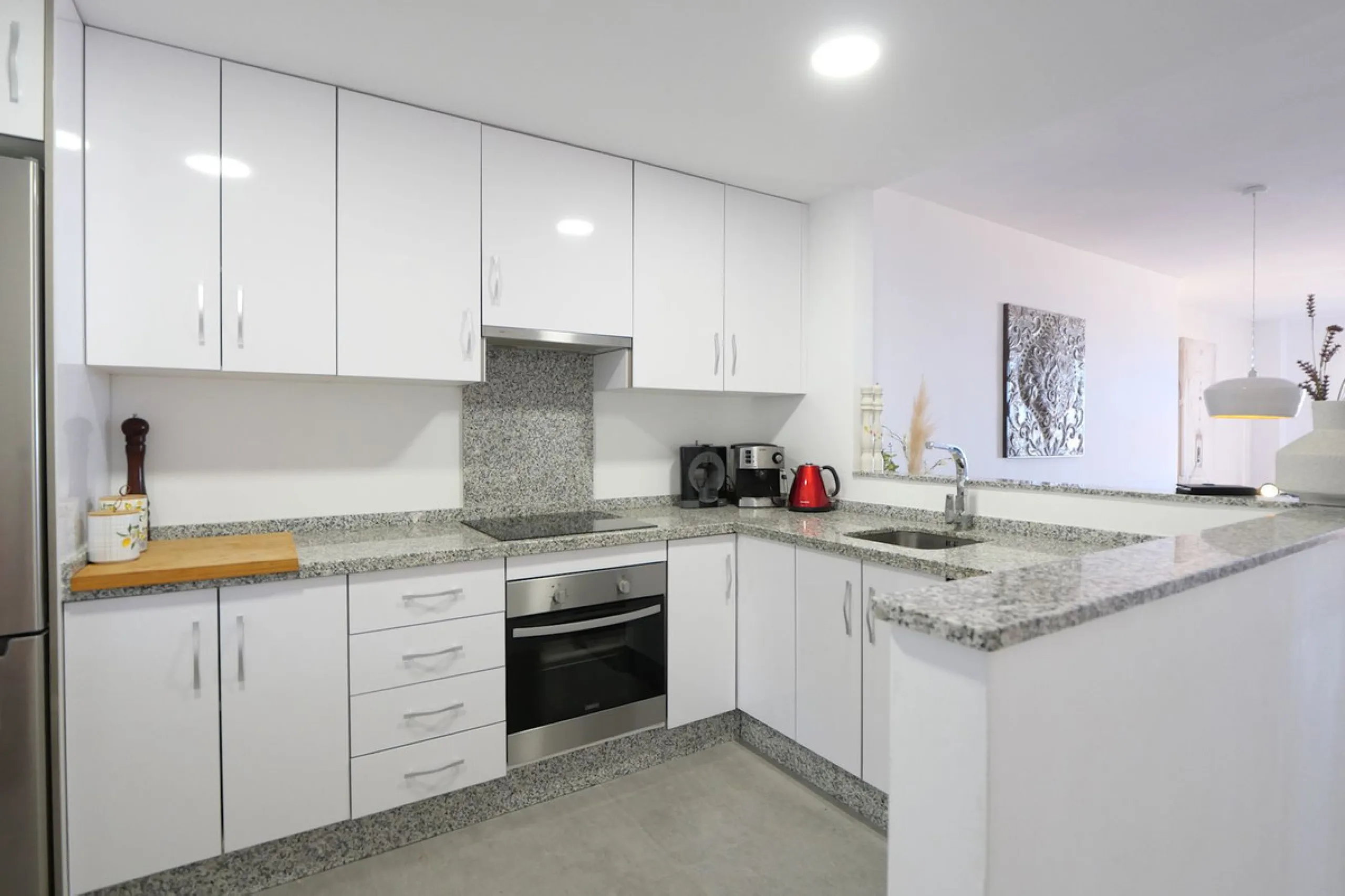 Diese attraktive Wohnung wurde von den jetzigen Eigentümern in neuwertigem Zustand renoviert mit neuen Türen, Badezimmern und einer modernen Küche. Sie befindet sich in einem der besten Südlagen des Komplexes. Ein Besichtigungstermin ist unbedingt erforderlich im oberen Teil