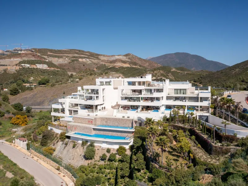 ICONIC SOUTH-FACING DUPLEX PENTHOUSE WITH PRIVATE SOLARIUM & POOL FOR SALE