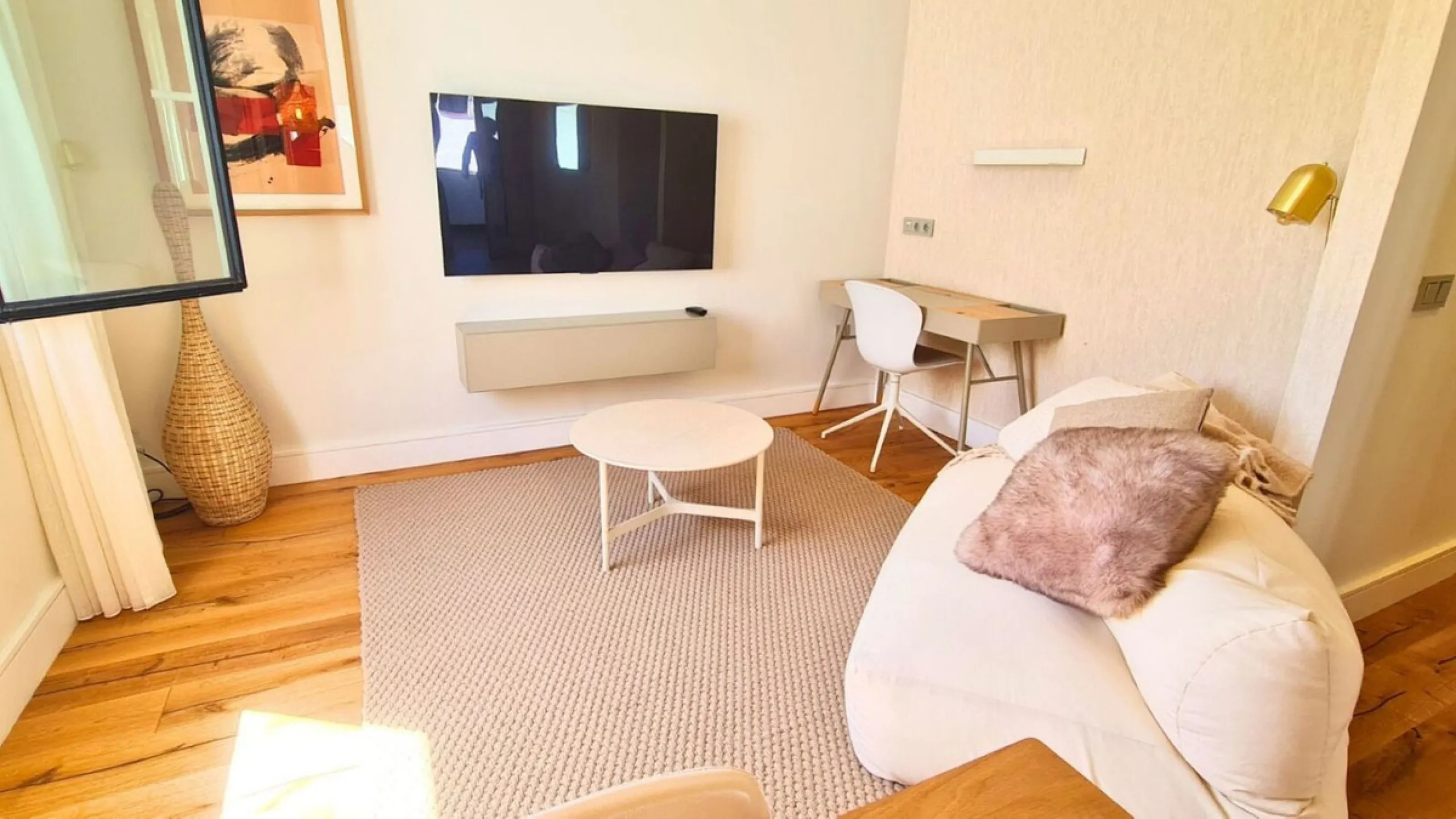 For sale is a charming, fully renovated townhouse in 2024, located in a quiet Andalusian-style village development in Marbella. This property, perfect for a small family, vacation rental, or long-term lease, features a living room with sea and garden view