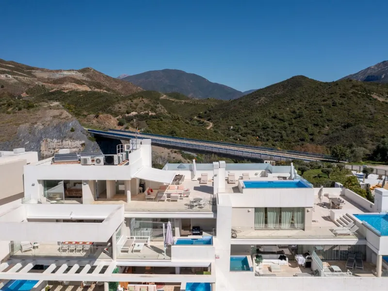 ICONIC SOUTH-FACING DUPLEX PENTHOUSE WITH PRIVATE SOLARIUM & POOL FOR SALE