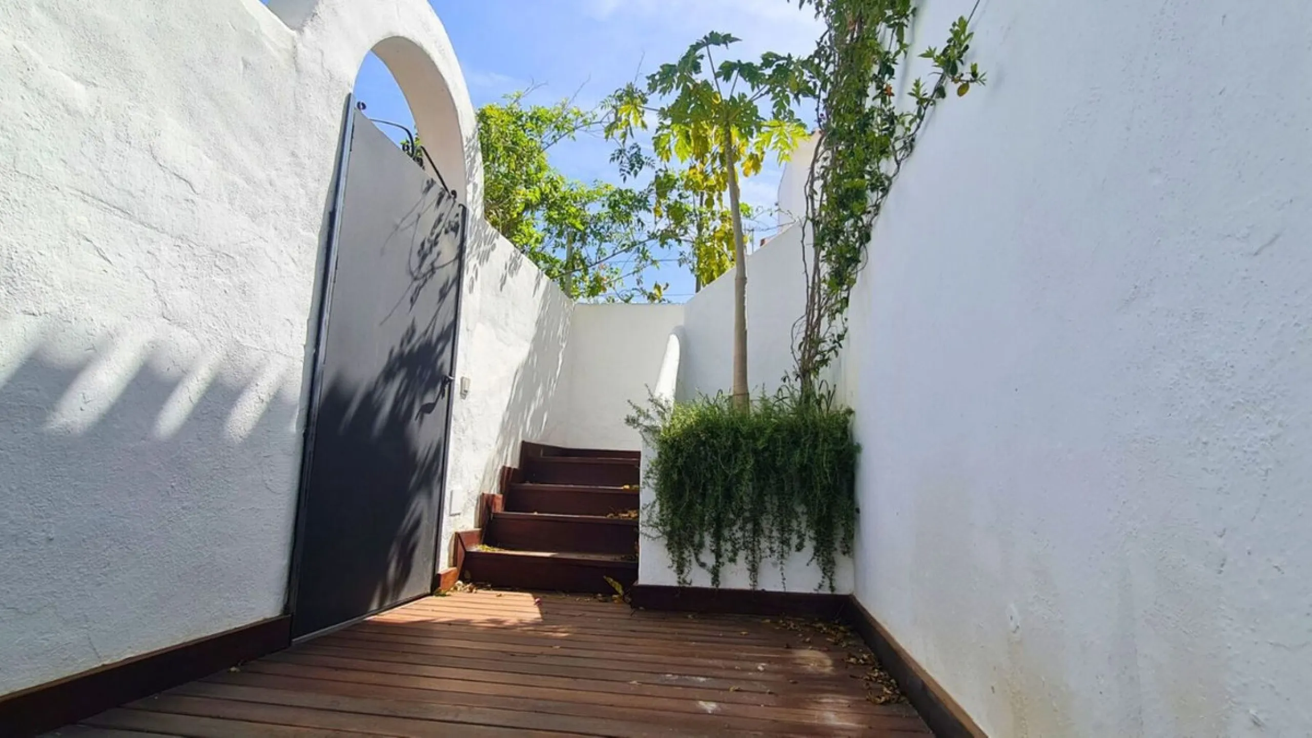 For sale is a charming, fully renovated townhouse in 2024, located in a quiet Andalusian-style village development in Marbella. This property, perfect for a small family, vacation rental, or long-term lease, features a living room with sea and garden view