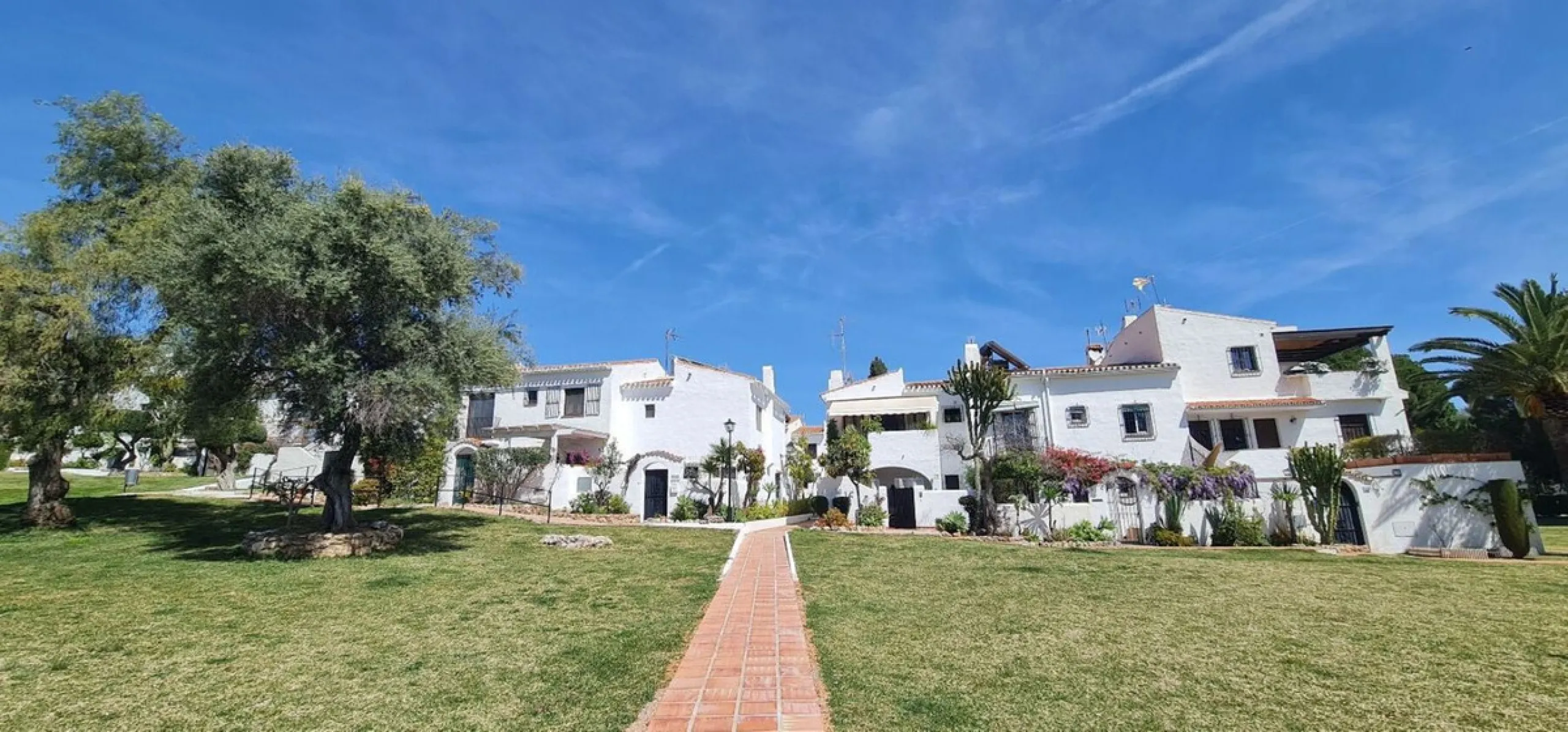 For sale is a charming, fully renovated townhouse in 2024, located in a quiet Andalusian-style village development in Marbella. This property, perfect for a small family, vacation rental, or long-term lease, features a living room with sea and garden view
