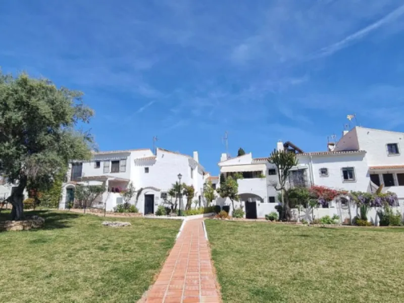For sale is a charming, fully renovated townhouse in 2024, located in a quiet Andalusian-style village development in Marbella. This property, perfect for a small family, vacation rental, or long-term lease, features a living room with sea and garden view