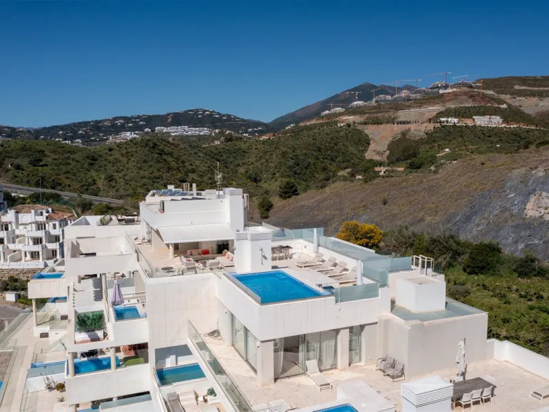 ICONIC SOUTH-FACING DUPLEX PENTHOUSE WITH PRIVATE SOLARIUM & POOL FOR SALE