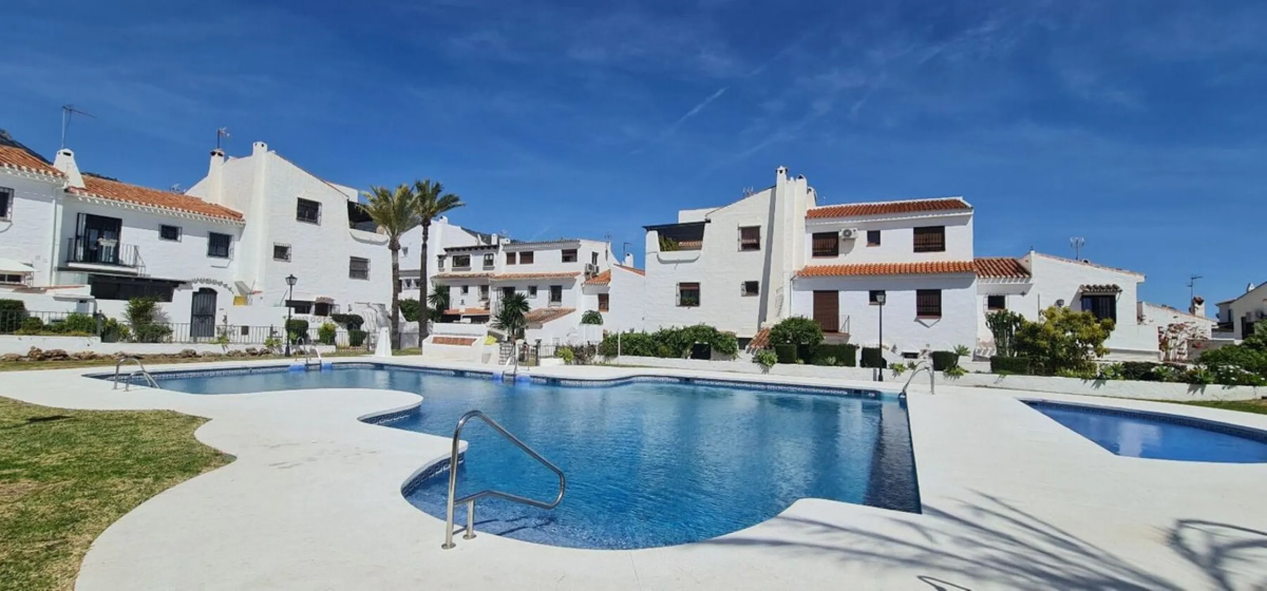 For sale is a charming, fully renovated townhouse in 2024, located in a quiet Andalusian-style village development in Marbella. This property, perfect for a small family, vacation rental, or long-term lease, features a living room with sea and garden view