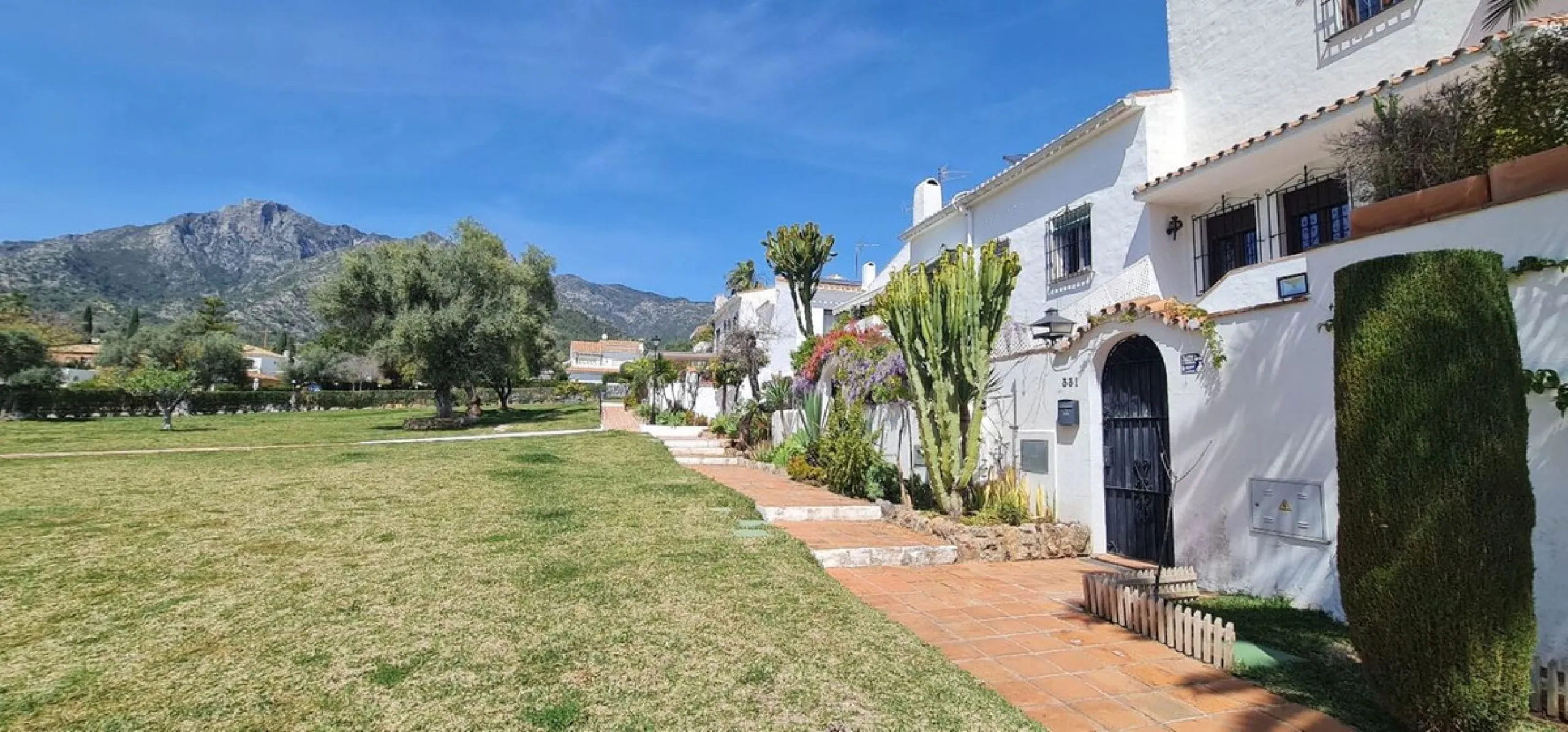 For sale is a charming, fully renovated townhouse in 2024, located in a quiet Andalusian-style village development in Marbella. This property, perfect for a small family, vacation rental, or long-term lease, features a living room with sea and garden view