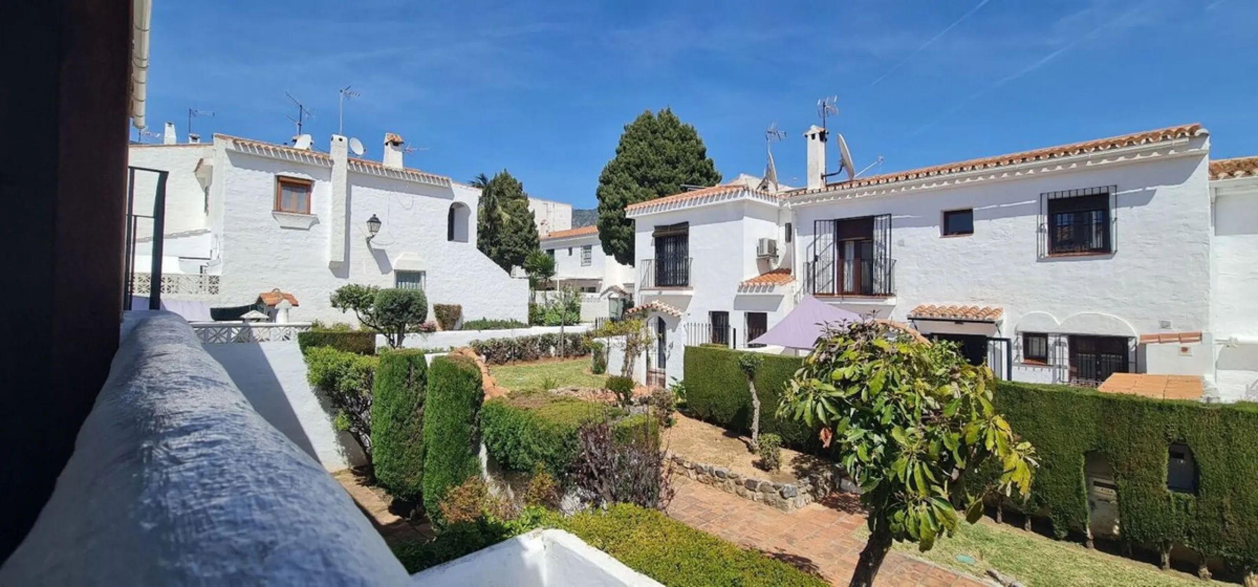 For sale is a charming, fully renovated townhouse in 2024, located in a quiet Andalusian-style village development in Marbella. This property, perfect for a small family, vacation rental, or long-term lease, features a living room with sea and garden view