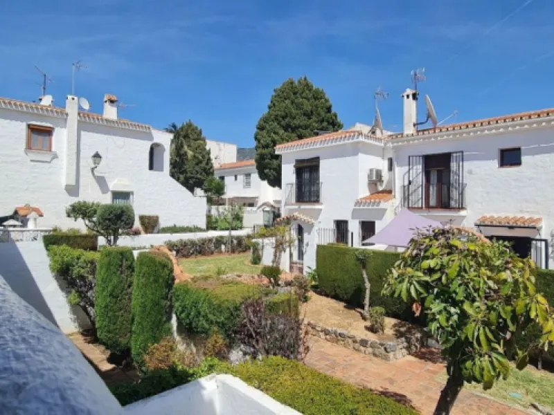 For sale is a charming, fully renovated townhouse in 2024, located in a quiet Andalusian-style village development in Marbella. This property, perfect for a small family, vacation rental, or long-term lease, features a living room with sea and garden view