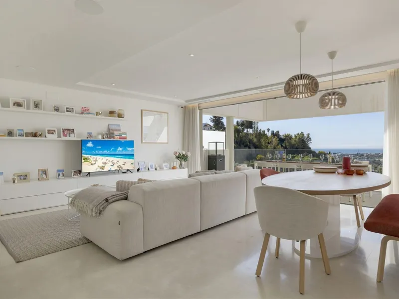 ICONIC SOUTH-FACING DUPLEX PENTHOUSE WITH PRIVATE SOLARIUM & POOL FOR SALE