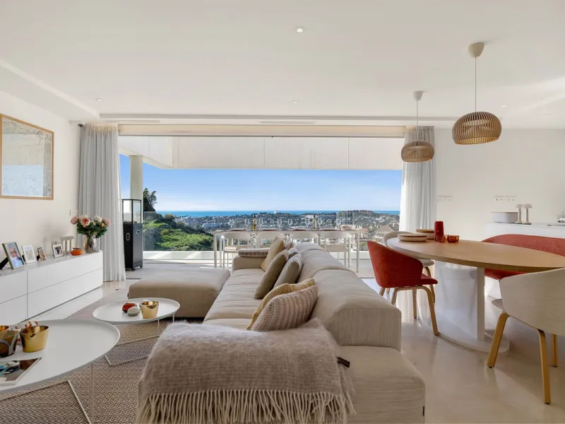 ICONIC SOUTH-FACING DUPLEX PENTHOUSE WITH PRIVATE SOLARIUM & POOL FOR SALE