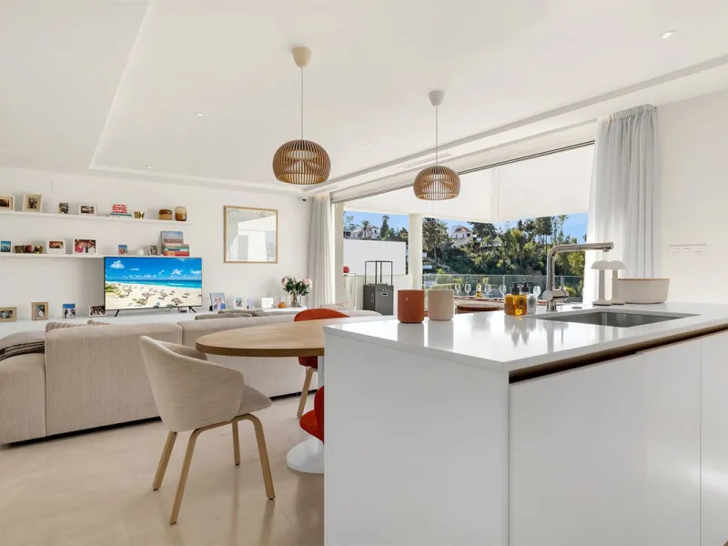 ICONIC SOUTH-FACING DUPLEX PENTHOUSE WITH PRIVATE SOLARIUM & POOL FOR SALE