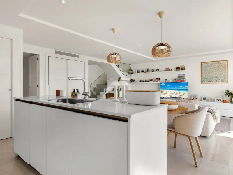ICONIC SOUTH-FACING DUPLEX PENTHOUSE WITH PRIVATE SOLARIUM & POOL FOR SALE
