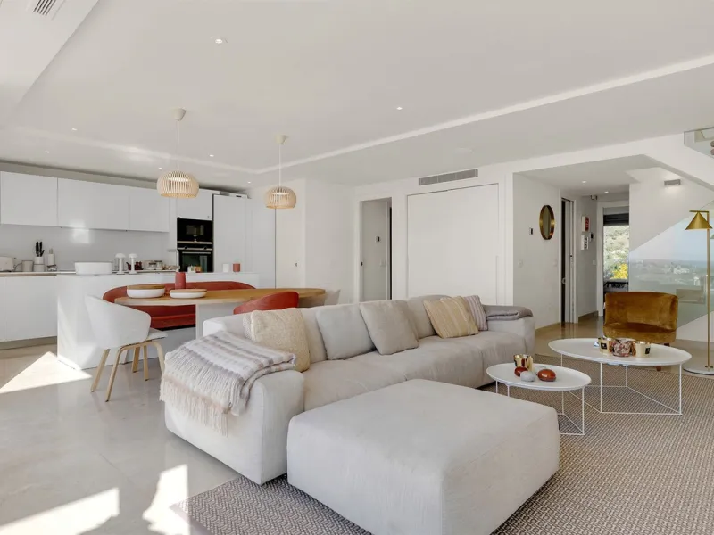 ICONIC SOUTH-FACING DUPLEX PENTHOUSE WITH PRIVATE SOLARIUM & POOL FOR SALE