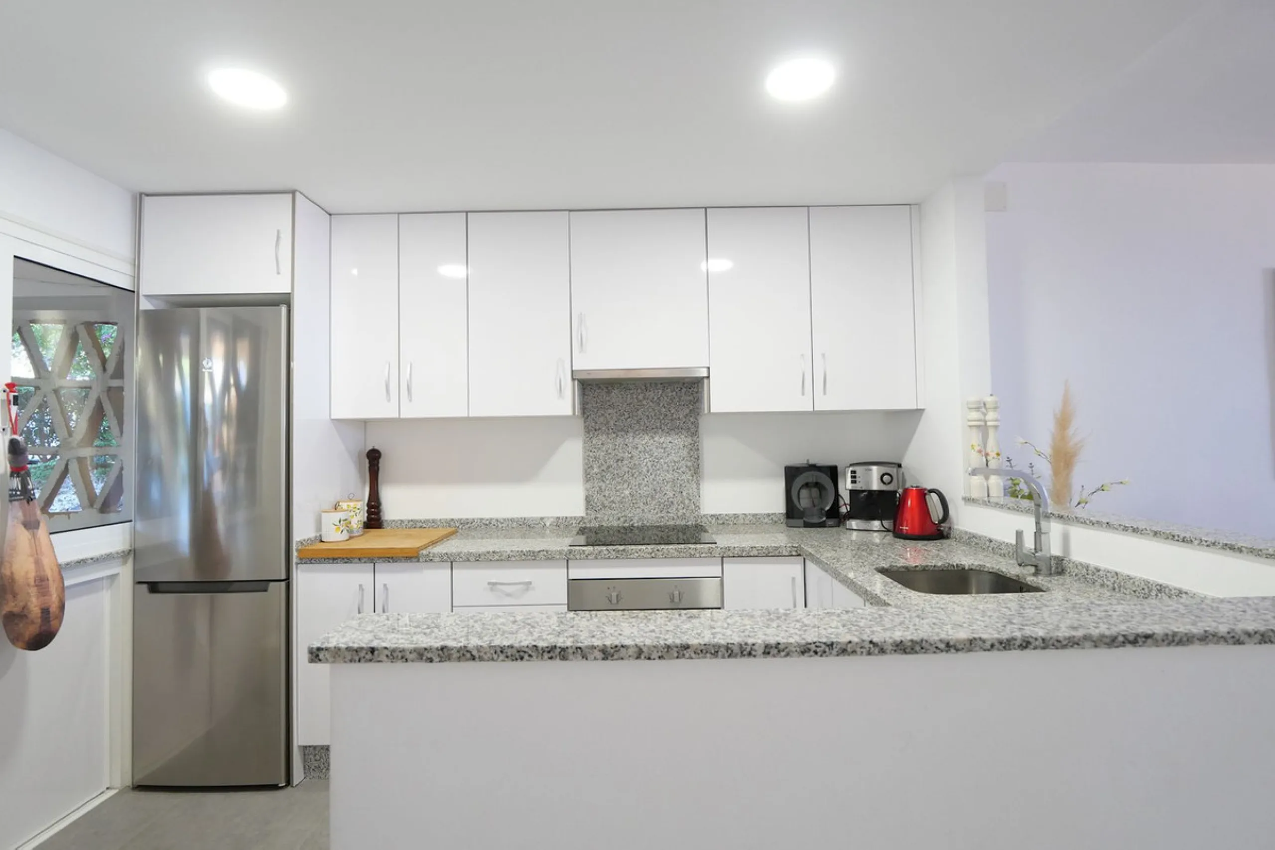 Diese attraktive Wohnung wurde von den jetzigen Eigentümern in neuwertigem Zustand renoviert mit neuen Türen, Badezimmern und einer modernen Küche. Sie befindet sich in einem der besten Südlagen des Komplexes. Ein Besichtigungstermin ist unbedingt erforderlich im oberen Teil