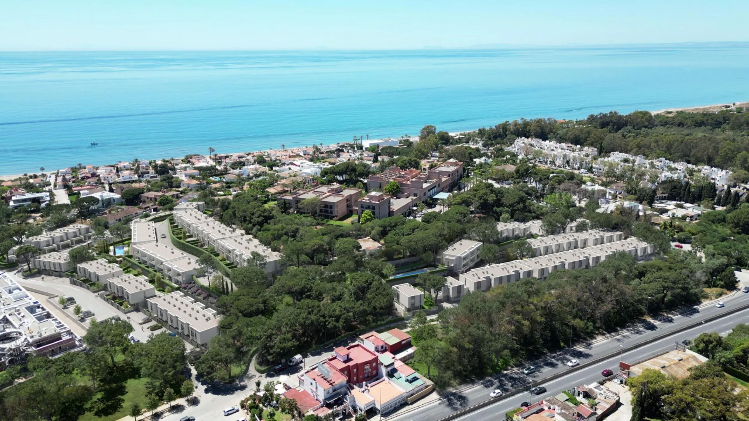 Fabulous exclusive project of 2, 3 and 4 bedroom detached and multi-family homes in Elviria playa, one of the most exclusive residential areas of Marbella East and one of the best beaches on the Costa del Sol. & & Air-conditioning system with aeroth