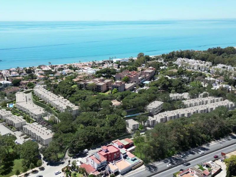 Fabulous exclusive project of 2, 3 and 4 bedroom detached and multi-family homes in Elviria playa, one of the most exclusive residential areas of Marbella East and one of the best beaches on the Costa del Sol. & & Air-conditioning system with aeroth