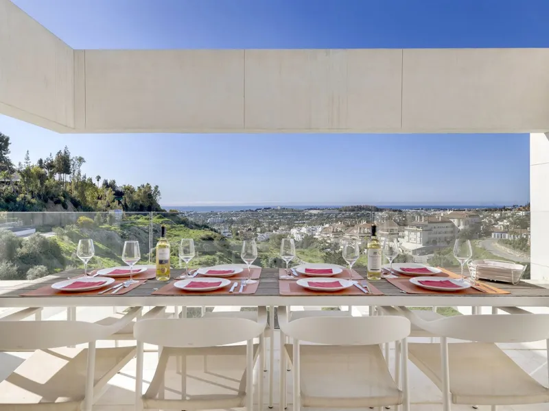 ICONIC SOUTH-FACING DUPLEX PENTHOUSE WITH PRIVATE SOLARIUM & POOL FOR SALE