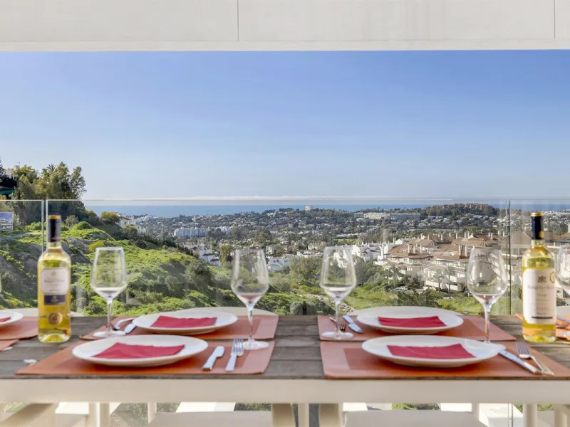 ICONIC SOUTH-FACING DUPLEX PENTHOUSE WITH PRIVATE SOLARIUM & POOL FOR SALE