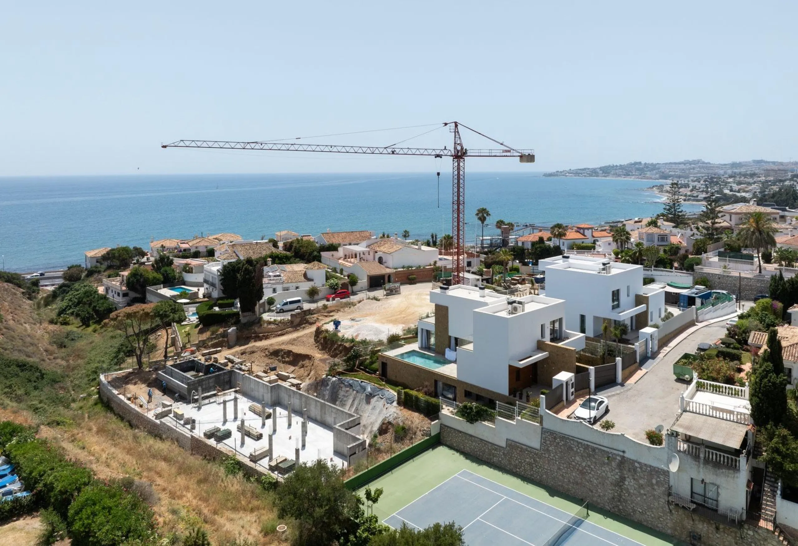 Exclusive New Villas for Sale in Las Farolas, Mijas Costa& & Prime Location by the Sea on the Costa del Sol& Discover this new development of 7 luxury villas located in the prestigious and well-established Las Farolas urbanization, between Fuengi