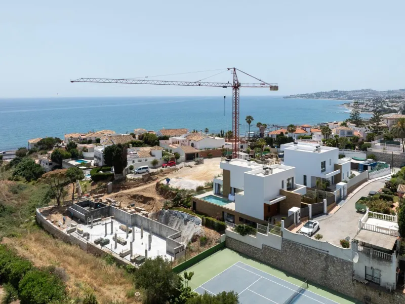 Exclusive New Villas for Sale in Las Farolas, Mijas Costa& & Prime Location by the Sea on the Costa del Sol& Discover this new development of 7 luxury villas located in the prestigious and well-established Las Farolas urbanization, between Fuengi