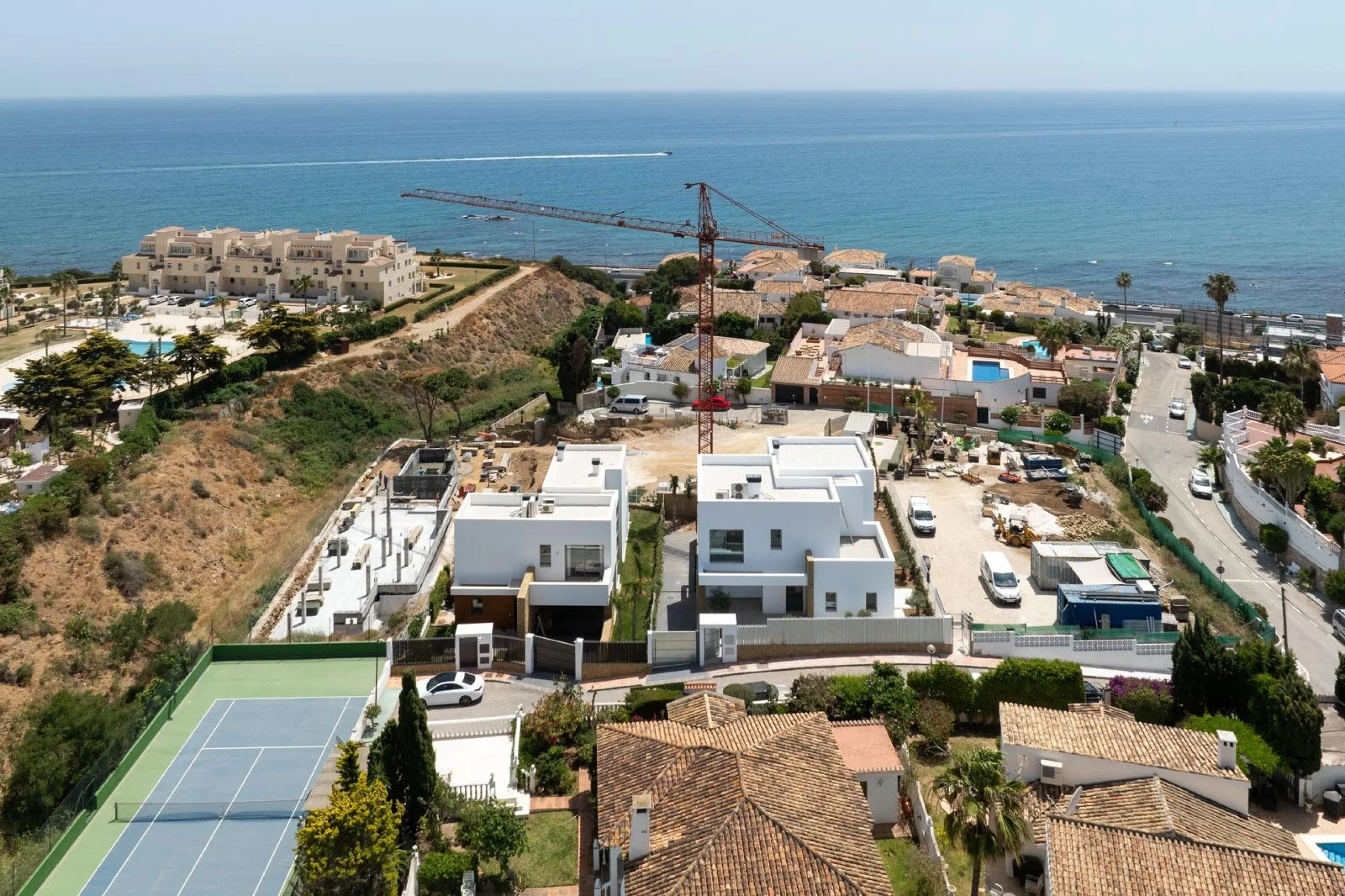 Exclusive New Villas for Sale in Las Farolas, Mijas Costa& & Prime Location by the Sea on the Costa del Sol& Discover this new development of 7 luxury villas located in the prestigious and well-established Las Farolas urbanization, between Fuengi