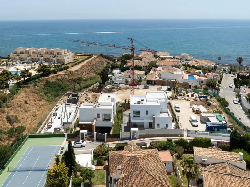 Exclusive New Villas for Sale in Las Farolas, Mijas Costa& & Prime Location by the Sea on the Costa del Sol& Discover this new development of 7 luxury villas located in the prestigious and well-established Las Farolas urbanization, between Fuengi