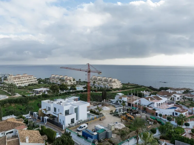 Exclusive New Villas for Sale in Las Farolas, Mijas Costa& & Prime Location by the Sea on the Costa del Sol& Discover this new development of 7 luxury villas located in the prestigious and well-established Las Farolas urbanization, between Fuengi