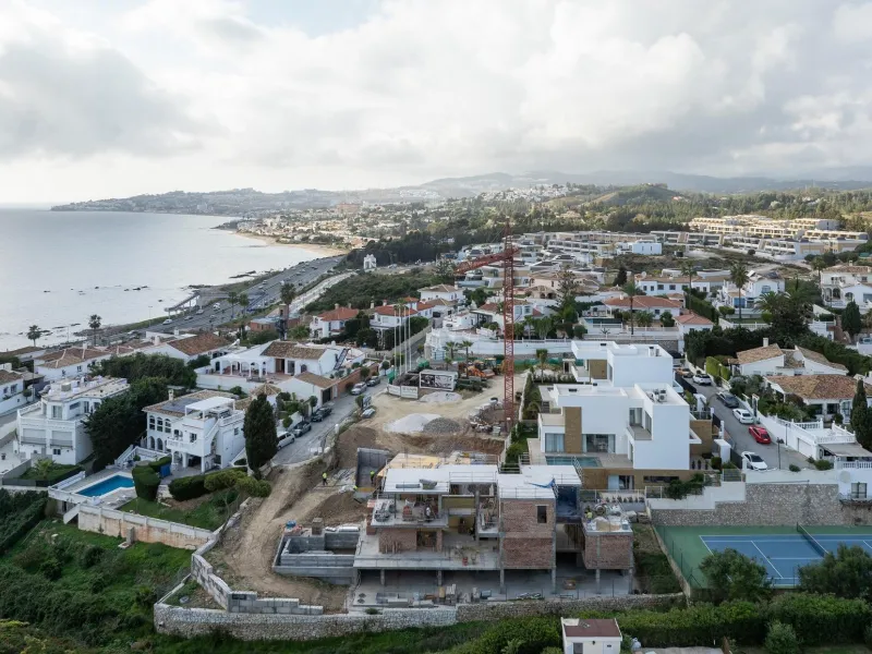 Exclusive New Villas for Sale in Las Farolas, Mijas Costa& & Prime Location by the Sea on the Costa del Sol& Discover this new development of 7 luxury villas located in the prestigious and well-established Las Farolas urbanization, between Fuengi