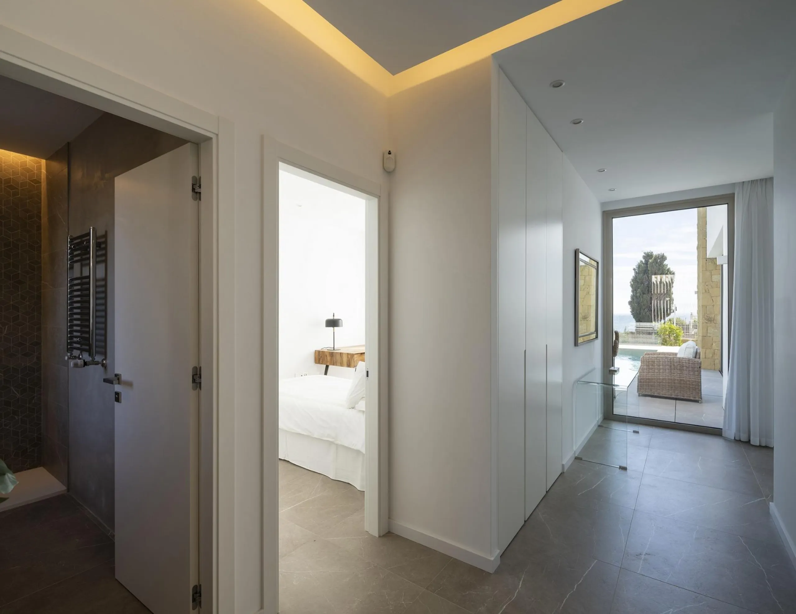 Exclusive New Villas for Sale in Las Farolas, Mijas Costa& & Prime Location by the Sea on the Costa del Sol& Discover this new development of 7 luxury villas located in the prestigious and well-established Las Farolas urbanization, between Fuengi