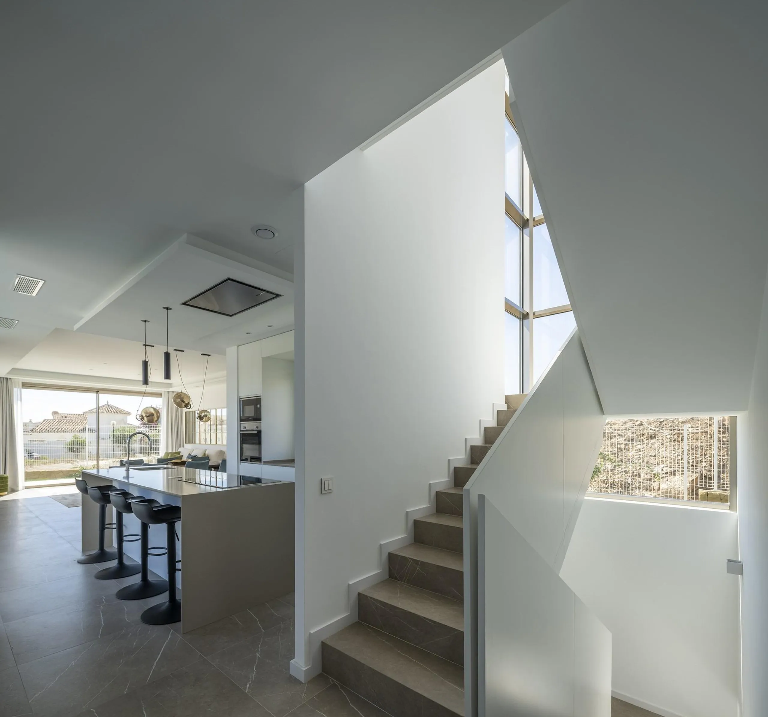 Exclusive New Villas for Sale in Las Farolas, Mijas Costa& & Prime Location by the Sea on the Costa del Sol& Discover this new development of 7 luxury villas located in the prestigious and well-established Las Farolas urbanization, between Fuengi