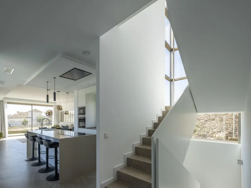 Exclusive New Villas for Sale in Las Farolas, Mijas Costa& & Prime Location by the Sea on the Costa del Sol& Discover this new development of 7 luxury villas located in the prestigious and well-established Las Farolas urbanization, between Fuengi