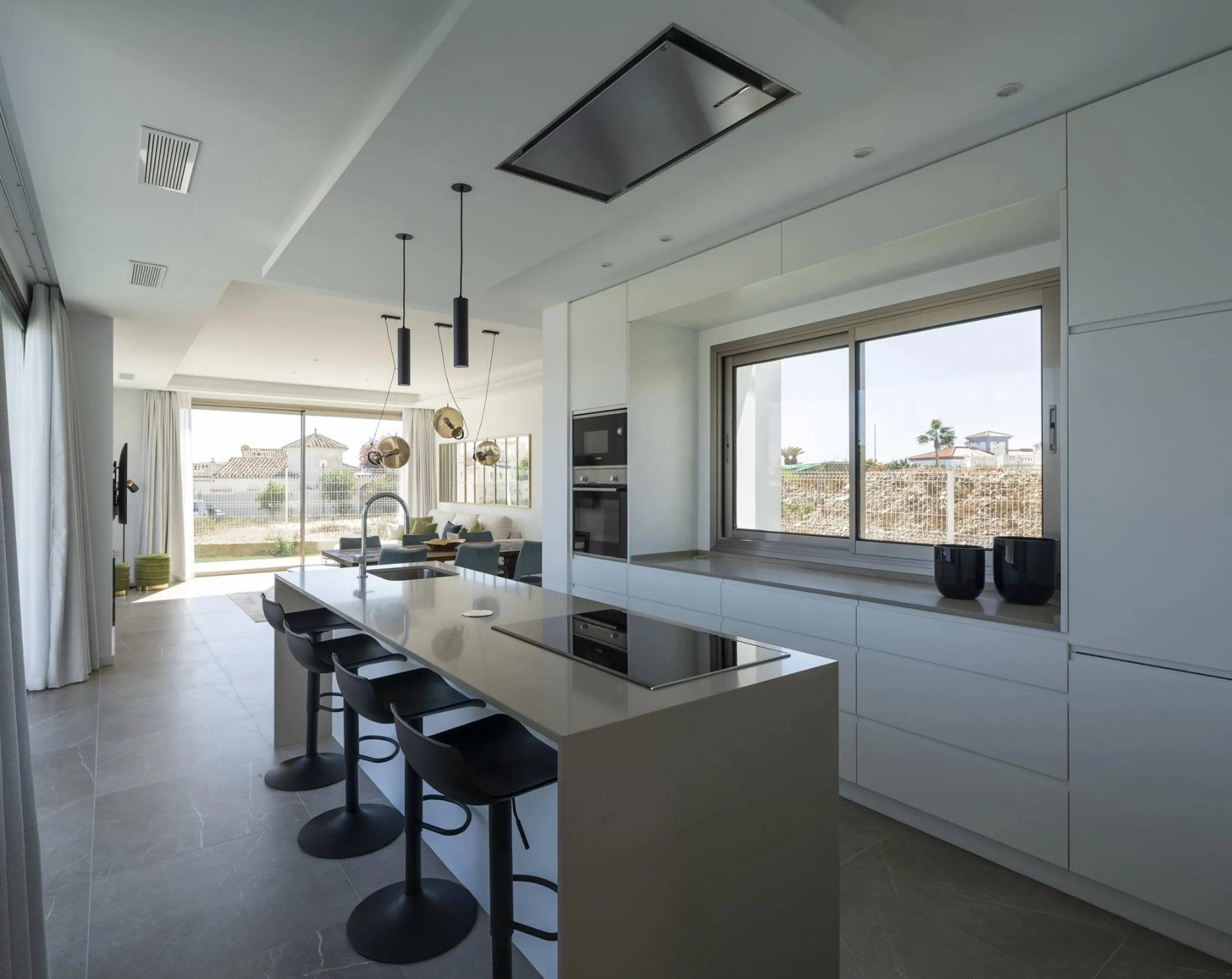Exclusive New Villas for Sale in Las Farolas, Mijas Costa& & Prime Location by the Sea on the Costa del Sol& Discover this new development of 7 luxury villas located in the prestigious and well-established Las Farolas urbanization, between Fuengi