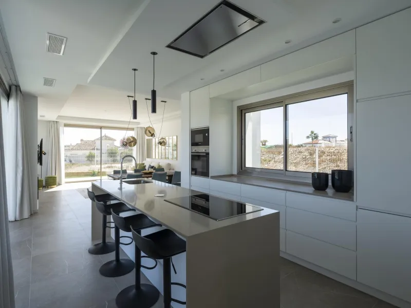 Exclusive New Villas for Sale in Las Farolas, Mijas Costa& & Prime Location by the Sea on the Costa del Sol& Discover this new development of 7 luxury villas located in the prestigious and well-established Las Farolas urbanization, between Fuengi