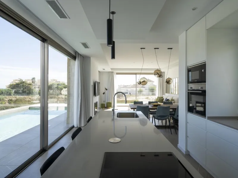 Exclusive New Villas for Sale in Las Farolas, Mijas Costa& & Prime Location by the Sea on the Costa del Sol& Discover this new development of 7 luxury villas located in the prestigious and well-established Las Farolas urbanization, between Fuengi