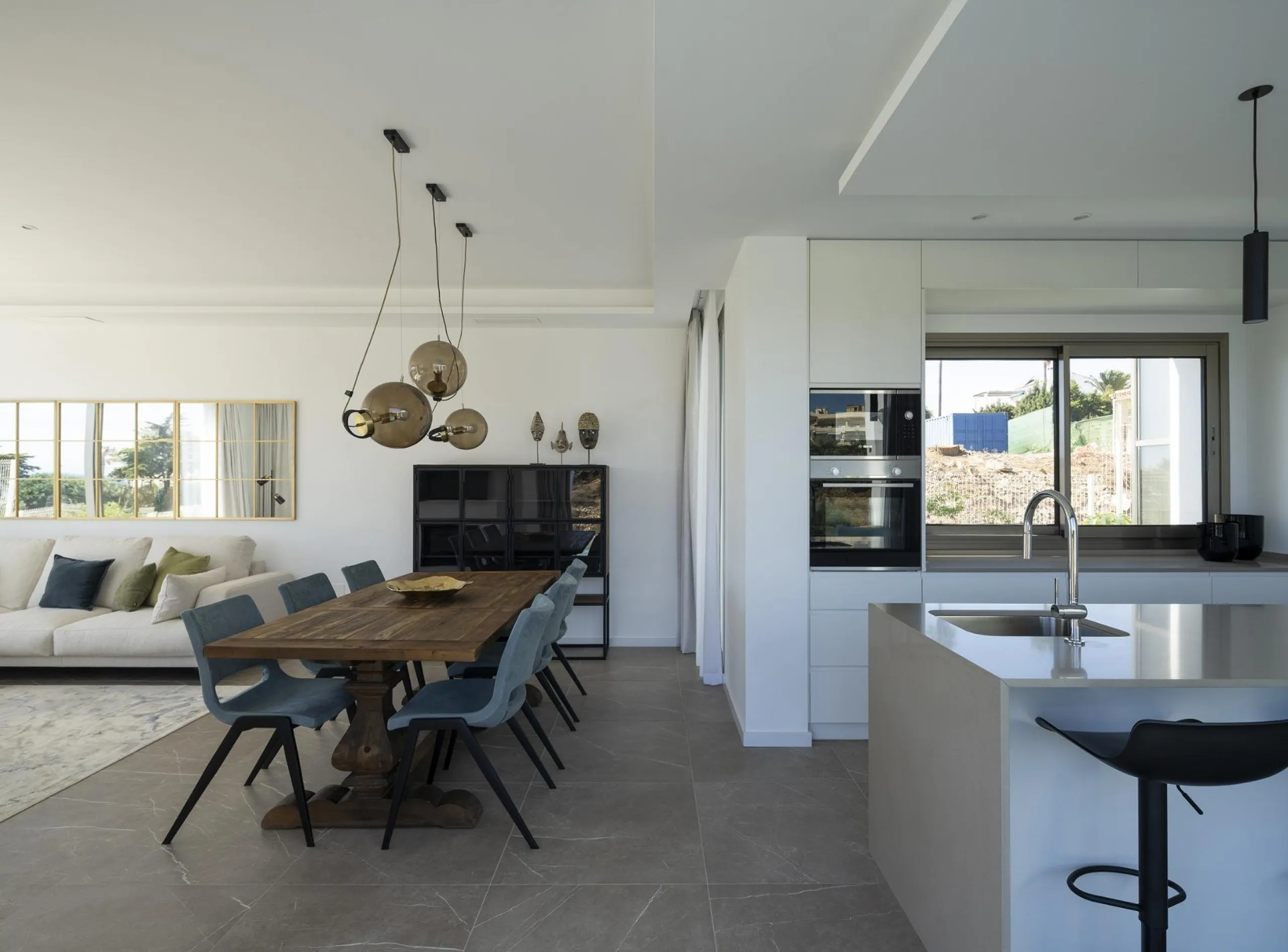 Exclusive New Villas for Sale in Las Farolas, Mijas Costa& & Prime Location by the Sea on the Costa del Sol& Discover this new development of 7 luxury villas located in the prestigious and well-established Las Farolas urbanization, between Fuengi
