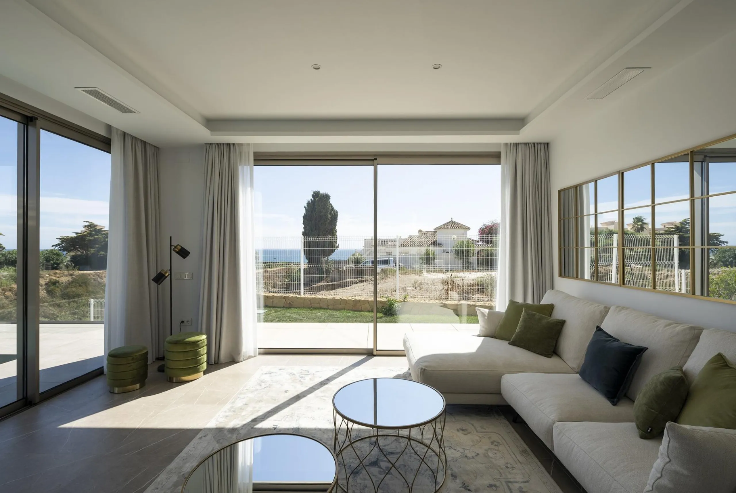 Exclusive New Villas for Sale in Las Farolas, Mijas Costa& & Prime Location by the Sea on the Costa del Sol& Discover this new development of 7 luxury villas located in the prestigious and well-established Las Farolas urbanization, between Fuengi