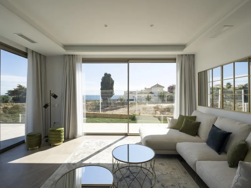 Exclusive New Villas for Sale in Las Farolas, Mijas Costa& & Prime Location by the Sea on the Costa del Sol& Discover this new development of 7 luxury villas located in the prestigious and well-established Las Farolas urbanization, between Fuengi