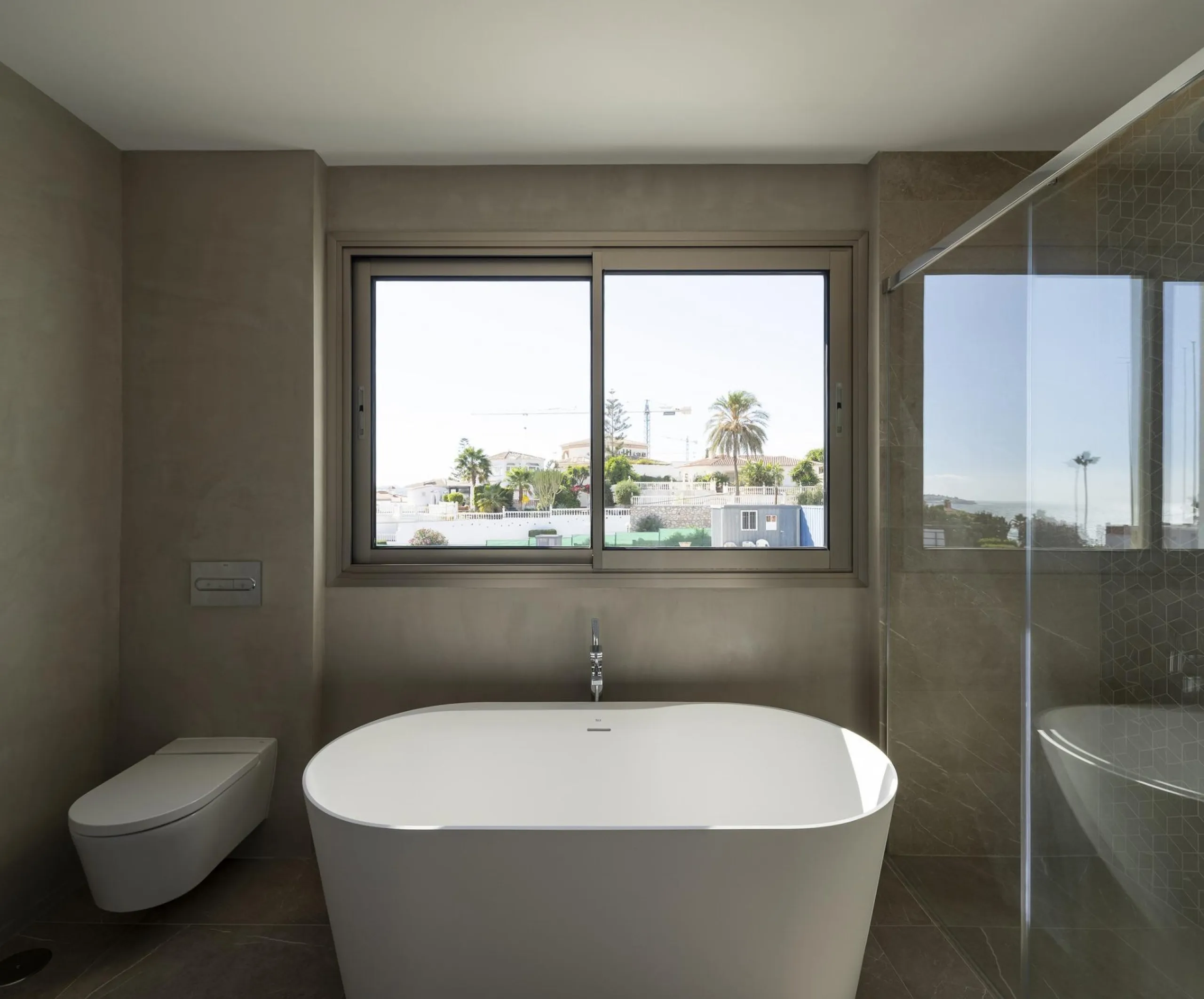Exclusive New Villas for Sale in Las Farolas, Mijas Costa& & Prime Location by the Sea on the Costa del Sol& Discover this new development of 7 luxury villas located in the prestigious and well-established Las Farolas urbanization, between Fuengi