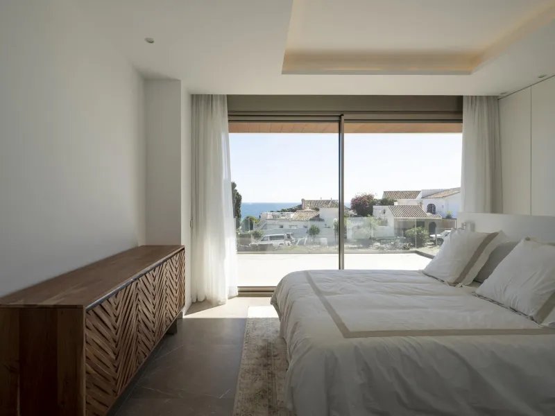 Exclusive New Villas for Sale in Las Farolas, Mijas Costa& & Prime Location by the Sea on the Costa del Sol& Discover this new development of 7 luxury villas located in the prestigious and well-established Las Farolas urbanization, between Fuengi