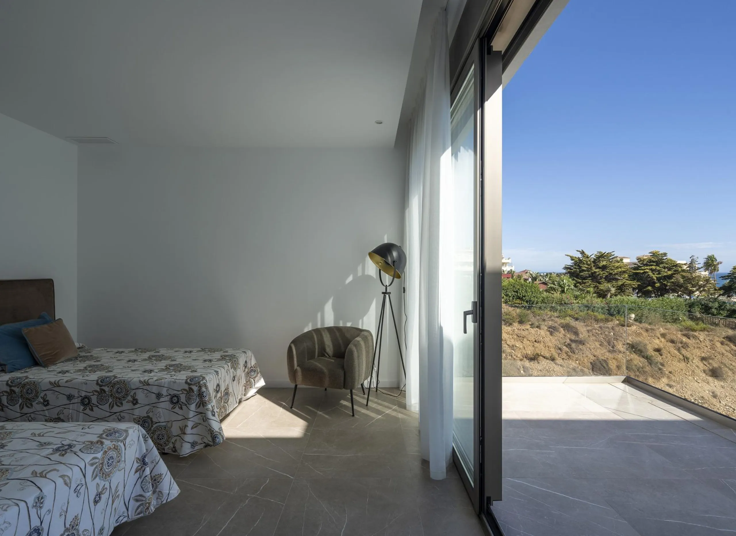 Exclusive New Villas for Sale in Las Farolas, Mijas Costa& & Prime Location by the Sea on the Costa del Sol& Discover this new development of 7 luxury villas located in the prestigious and well-established Las Farolas urbanization, between Fuengi
