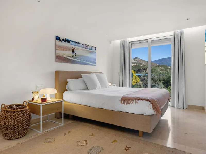 ICONIC SOUTH-FACING DUPLEX PENTHOUSE WITH PRIVATE SOLARIUM & POOL FOR SALE