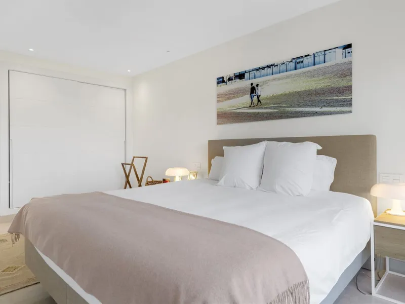 ICONIC SOUTH-FACING DUPLEX PENTHOUSE WITH PRIVATE SOLARIUM & POOL FOR SALE